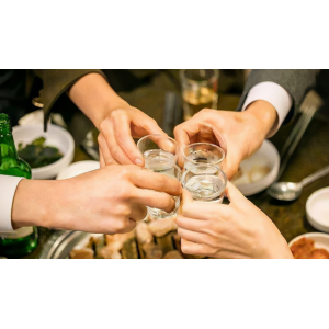 飯局上有人用“祭祀手”向你敬酒，不要客氣，立刻用3招懟回去!