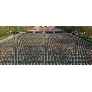 為千余名新兵授槍，現(xiàn)場太震撼！