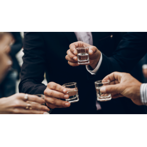 喝酒喝高度酒，做人做低調(diào)人