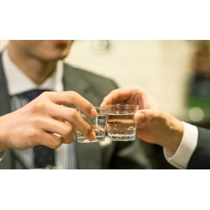 看一個人值不值得深交，就請他喝頓酒。