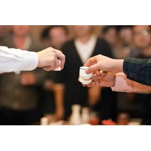 酒桌上，這四種人比賊還壞，離得越遠(yuǎn)越好