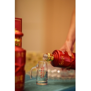 怎么倒酒、看酒花