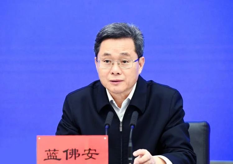 財(cái)政部長(zhǎng)藍(lán)佛安.jpg 財(cái)政部最新發(fā)聲:明年實(shí)施更加積極的財(cái)政政策(圖1)